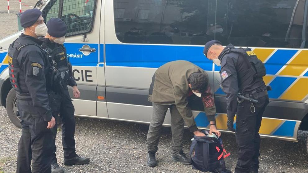 Dodávka s migranty ujížděla policii - 24