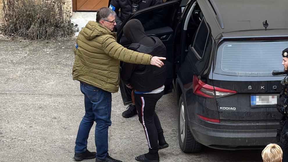 Útočníka z Hradce přivezli k soudu (1)