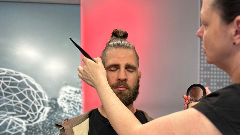 Jiří Procházka v péči maskérky