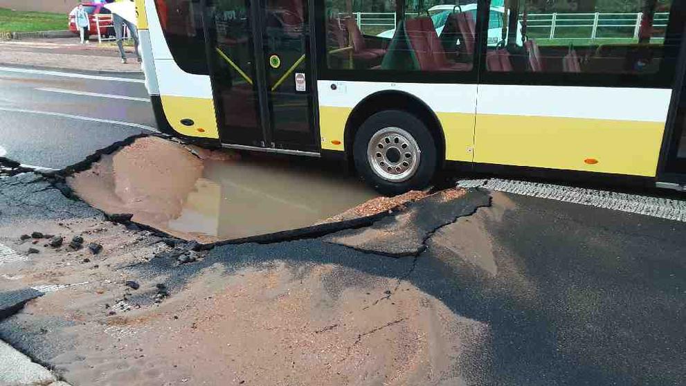 Pod autobusem v Mostě se propadla silnice