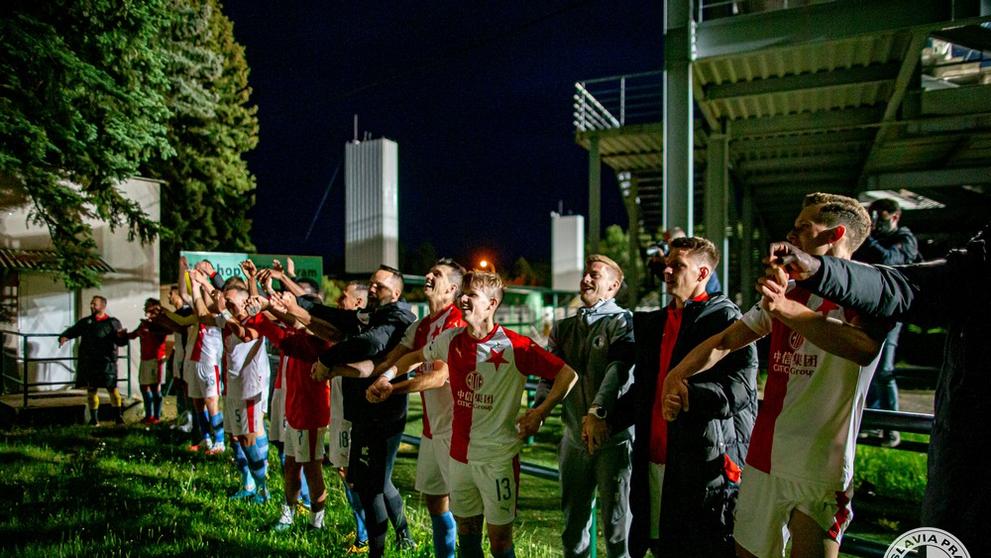 Slavia děkuje fanouškům v lese