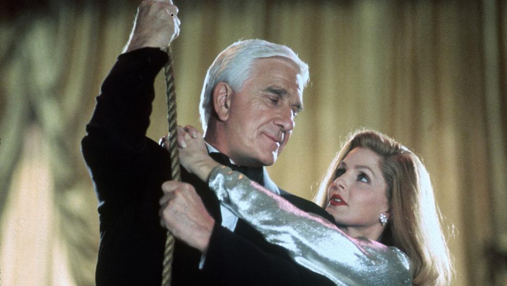 Leslie Nielsen a Priscilla Presley ve filmu Bláznivá střela, 1988