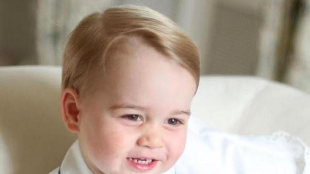První oficiální snímky princezny Charlotty a prince George, vyfotila je vévodkyně Kate - 2