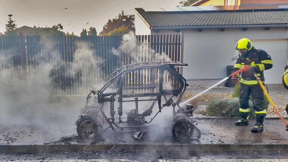 Elektrovozítko shořelo na kostru (2)