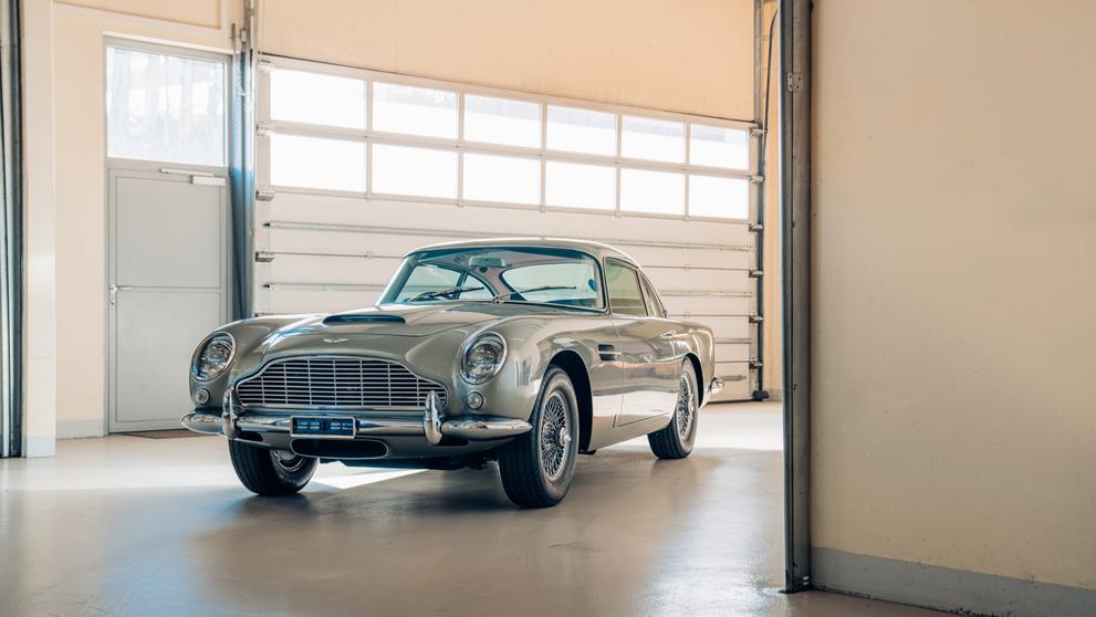 Aston Martin DB5 z roku 1964, který Seanu Connerymu
