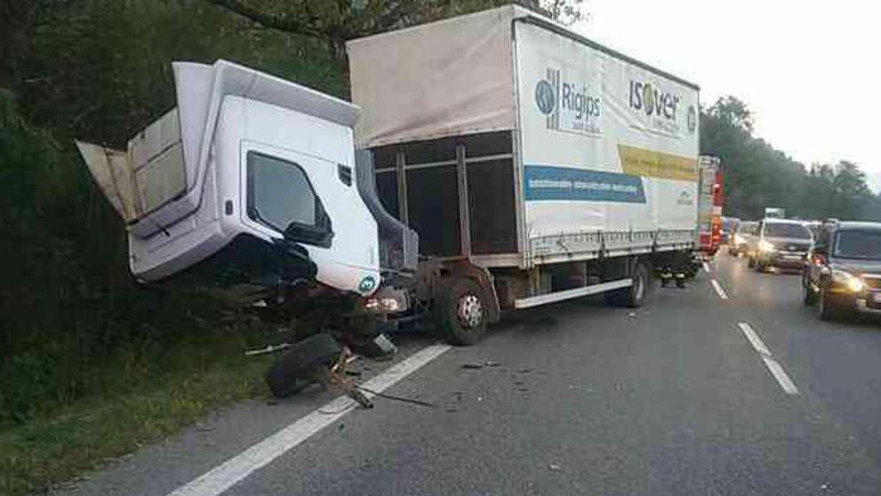 Kamion na Slovensku srazil medvěda a střetl se s osobním autem - 1