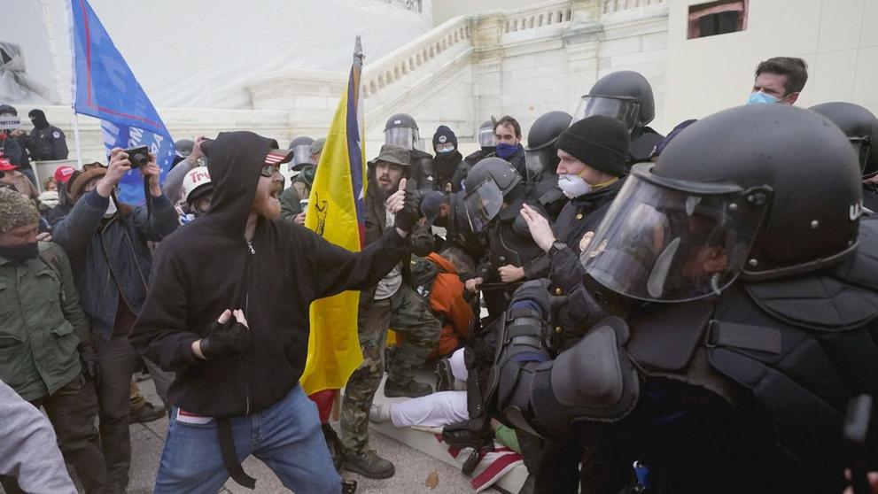 Příznivci Trumpa násilím vnikli do Kapitolu - 8
