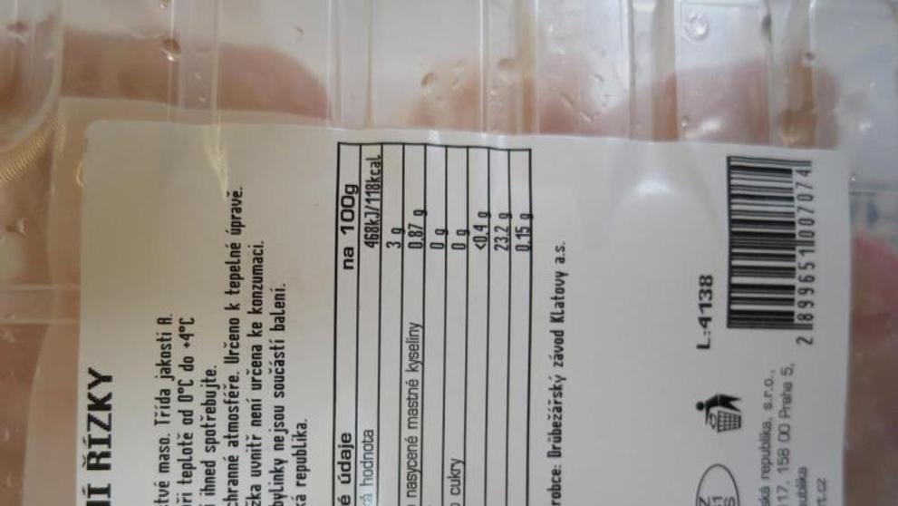 Kuřecí prsní řízky s bakterií způsobující salmonelózu
