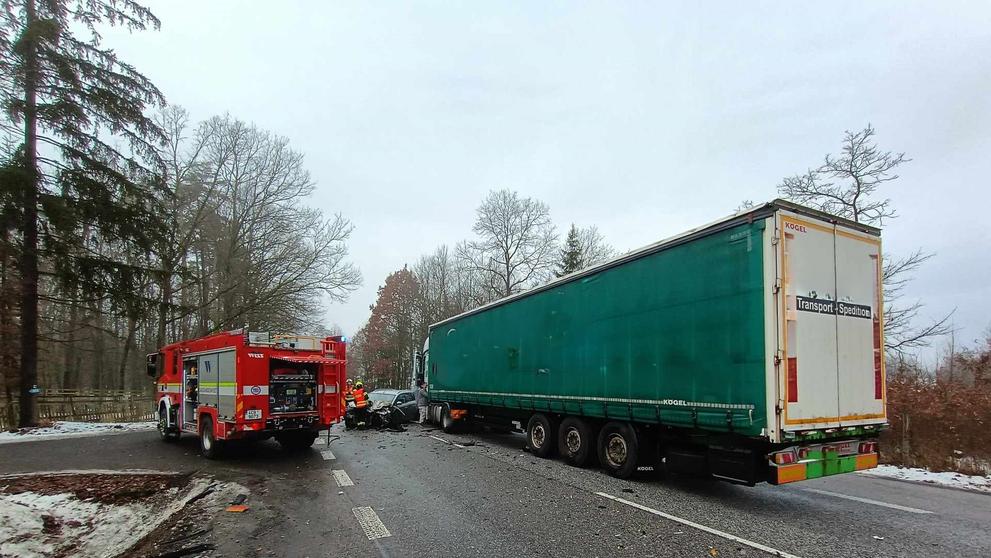 Nehoda dvou nákladních a osobního auta u Pamětic