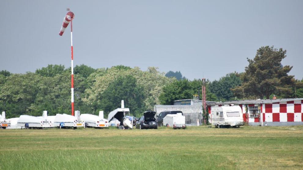 Na letišti u Mladé Boleslavi zemřel parašutista