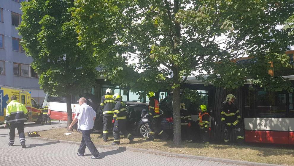 Nehoda autobusu a dvou aut v Praze - 3
