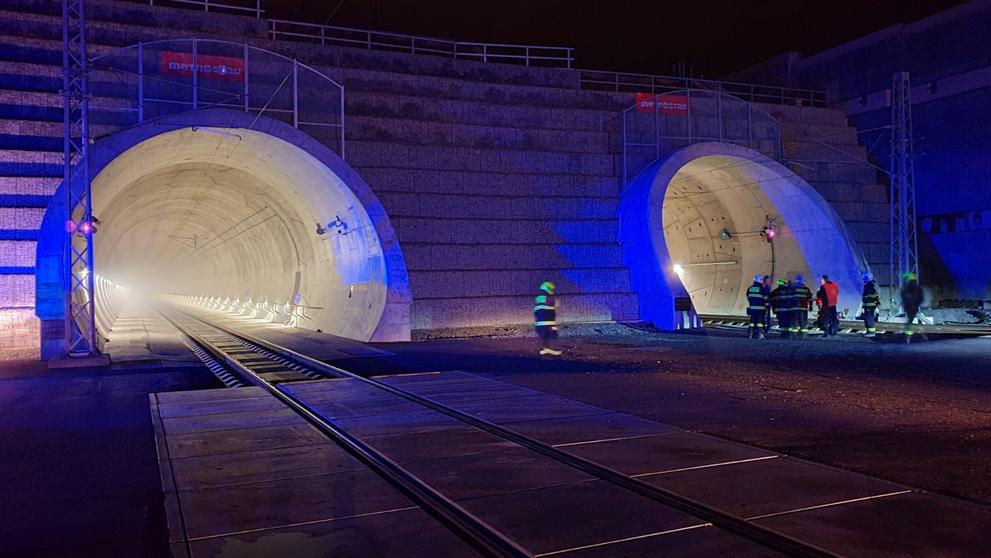 Dvacet jednotek hasičů zasahovalo z obou stran tunelu
