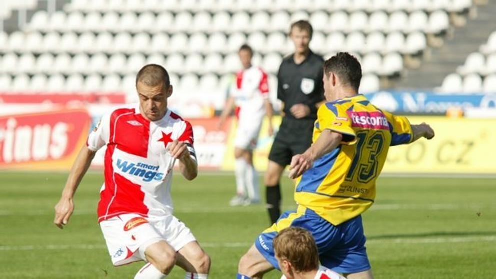 Kapitán Slavie Lukáš Jarolím a záložník Petr Janda se marně snaží přejít přes obránce Zlína Ivo Zbožínka.