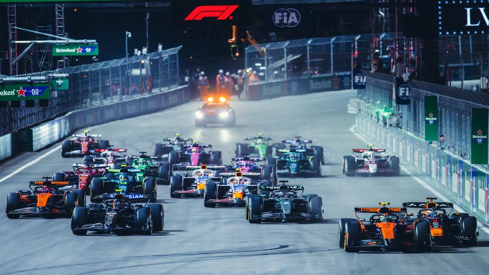 Start byl ve Vegas divoký, Lando Norris se snažil vytlačil Maxe Verstappena (vpravo)