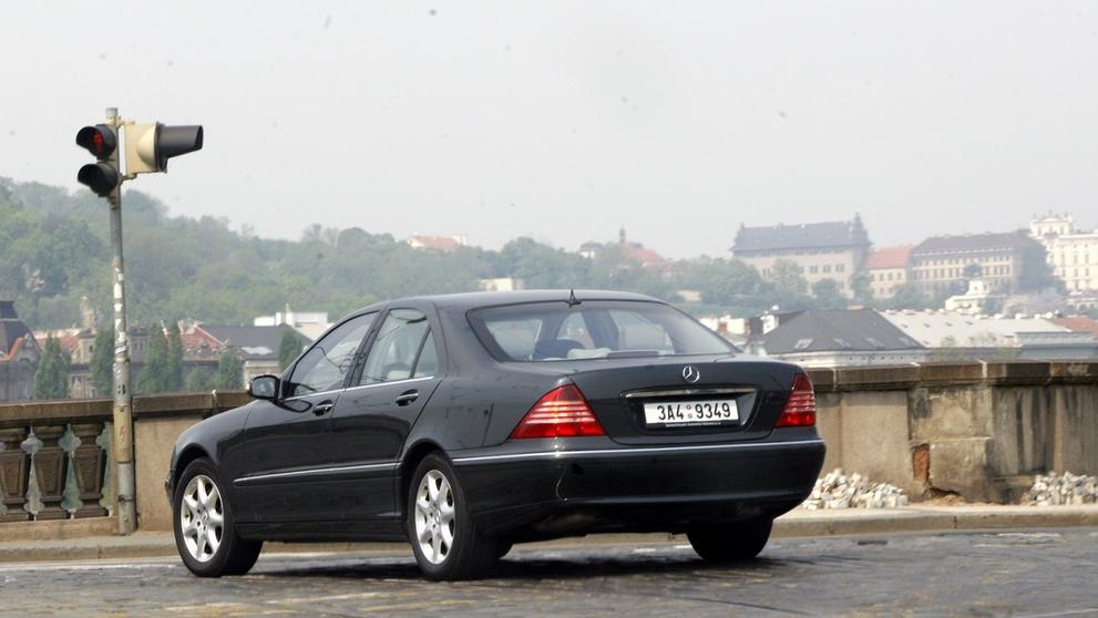 Mercedes-Benz S 500, který patřil Karlu Gottovi - 17