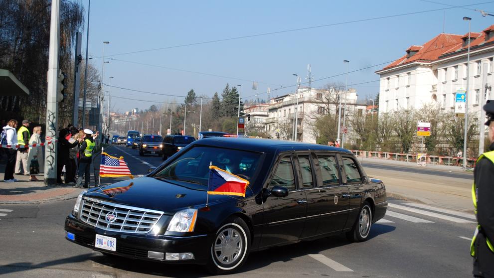 Limuzína Baracka Obamy v Praze