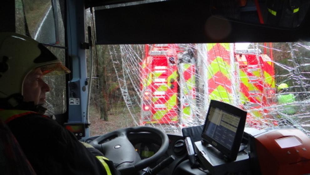 Autobus v příkopu na Opavsku vyprošťovali hasiči - 19