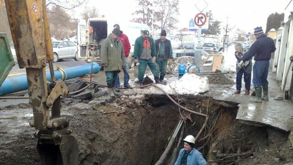 Prasklé potrubí na pražském Smíchově-1