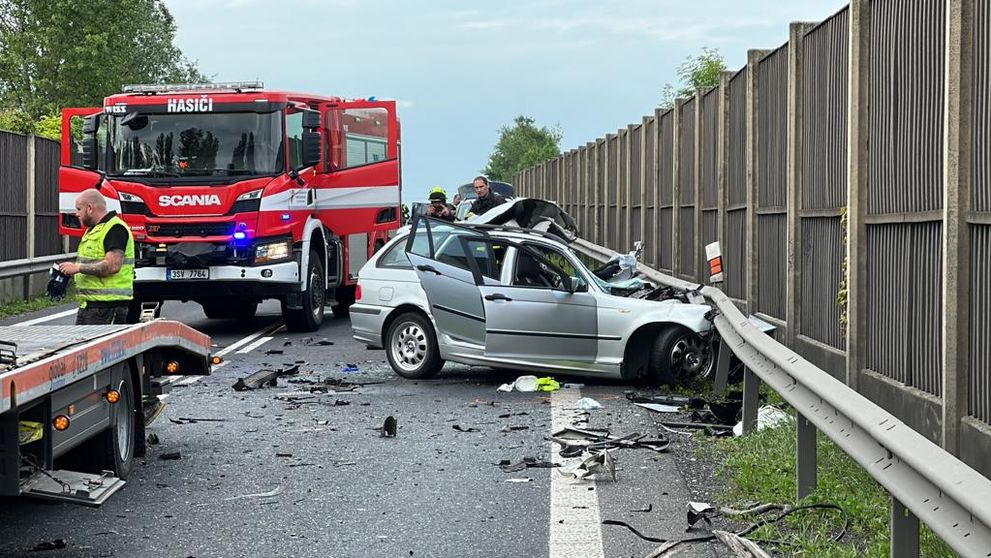 Řidič BMW nepřežil srážku s nákladním automobilem u Velvar