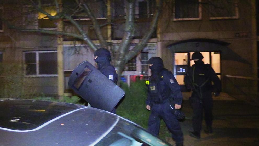 Agresor se nechtěl vzdát, tak si pro něj došla zásahová jednotka