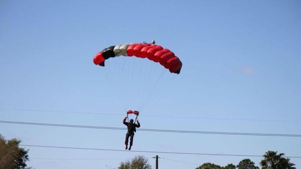 Pilot srazil parašutistu - 1