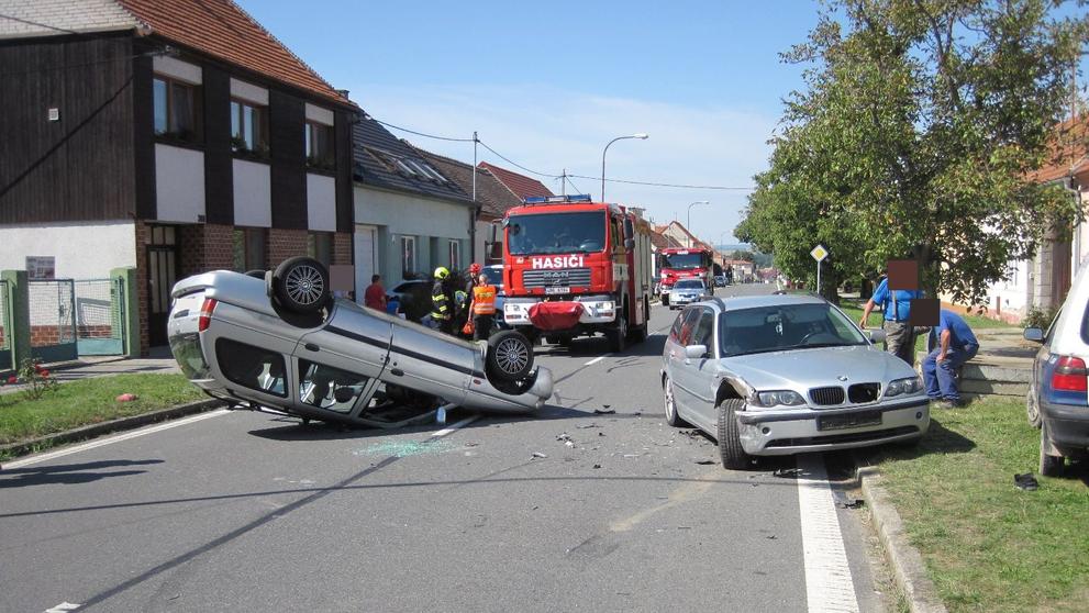 Smolař si koupil auto a hned ho obrátil na střechu