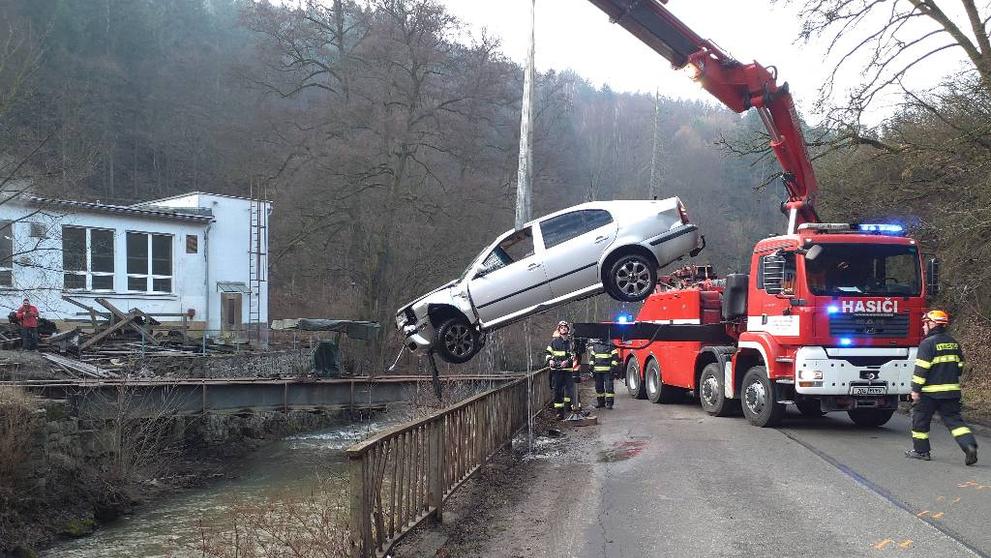 Záchrana řidiče z řeky u Blanska