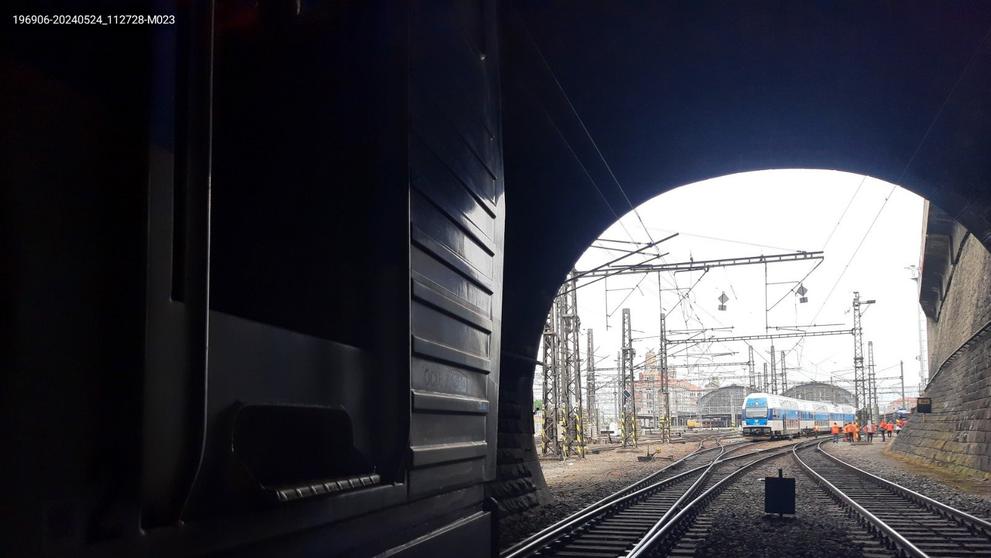  Čelní srážka osobního vlaku s lokomotivou v Praze (2)