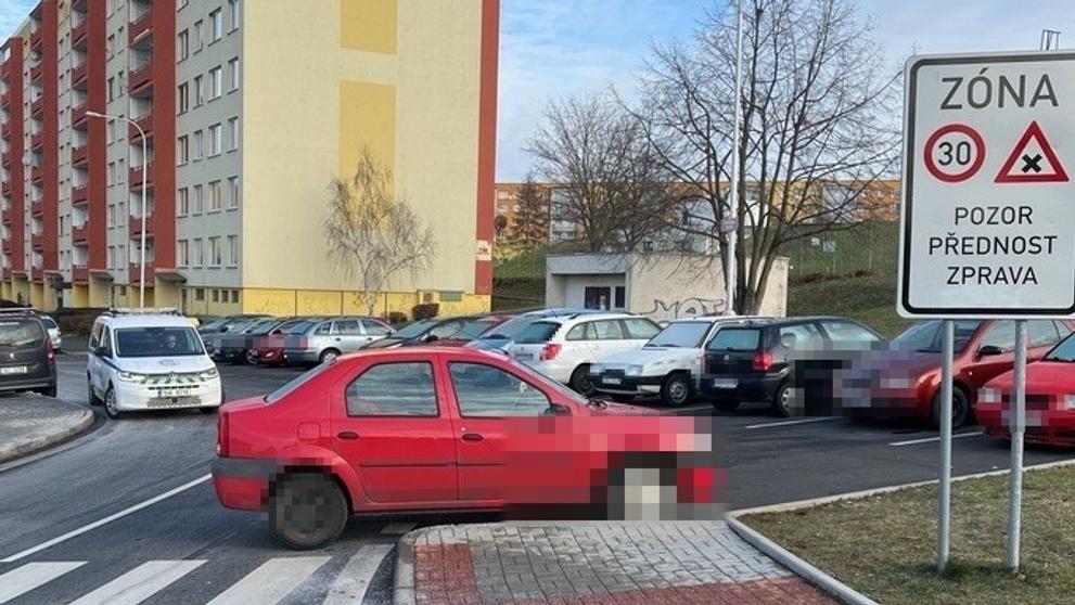 Řidiči nezabezpečili svá vozidla, ta se samovolně rozjela a nabourala (3)