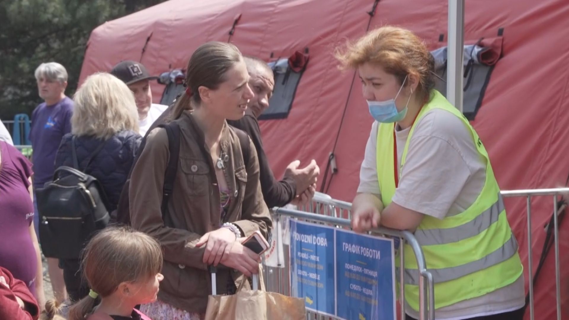 Konec uprchlického centra ve Vysočanech: Utečenci stojí poslední fronty - TN.cz