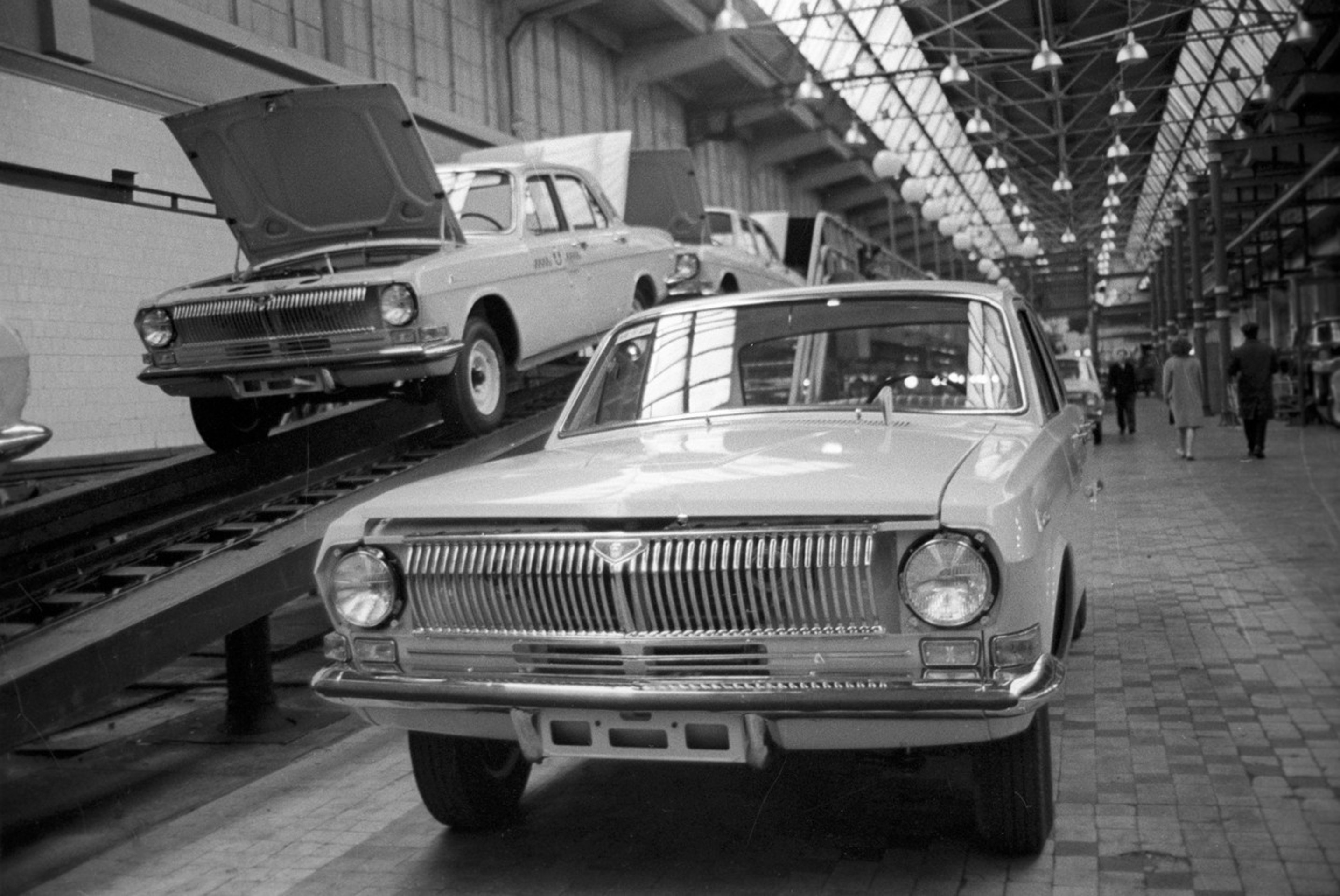 Новая волга сайбер. Газ 2410 на заводе. Волга. Газ 31029 директорская. Завод выпускает волгу.