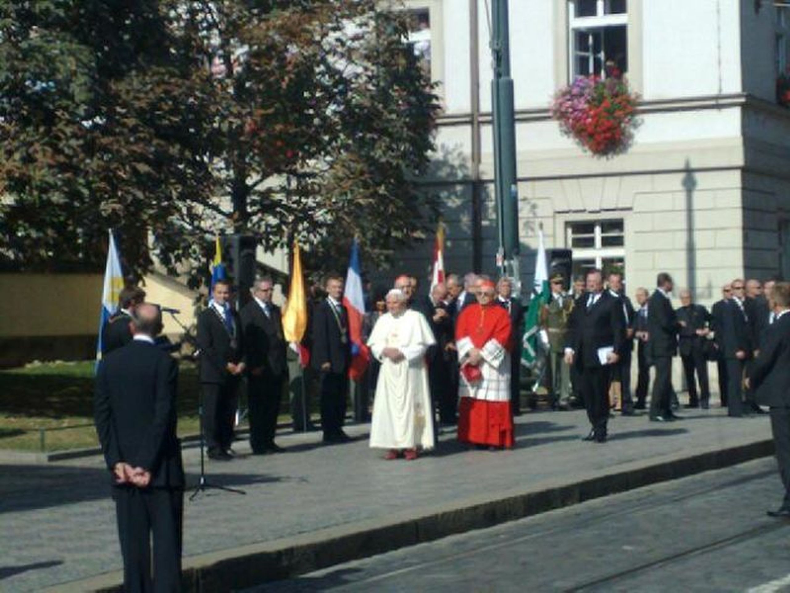 Papež dorazil ke kostelu Panny Marie Vítězné - GALERIE: Návštěva papeže v Praze (9/12)