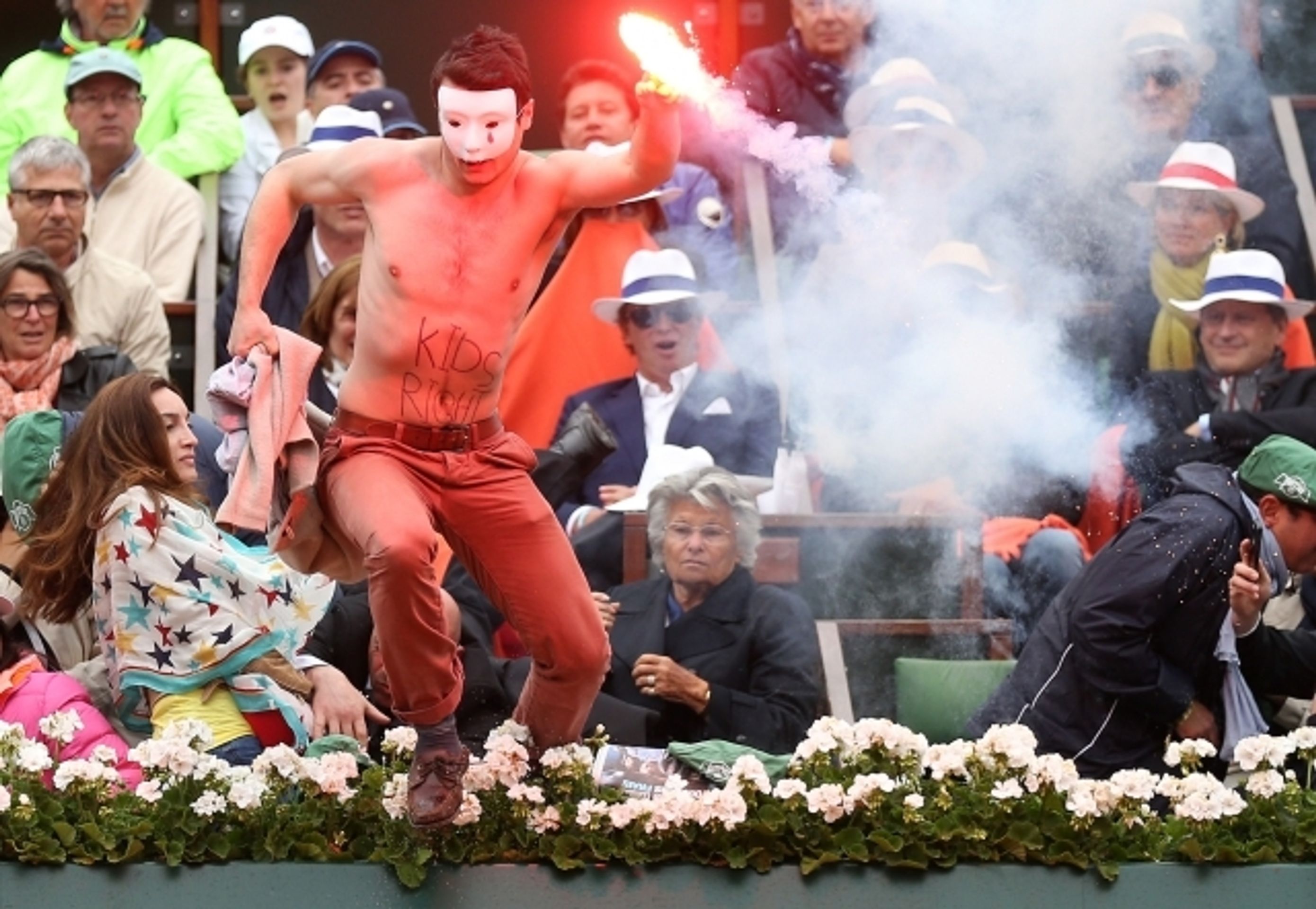Narušitel s ohněm na French Open - 10 - GALERIE: Oheň a dýmovnice na French Open (7/15)