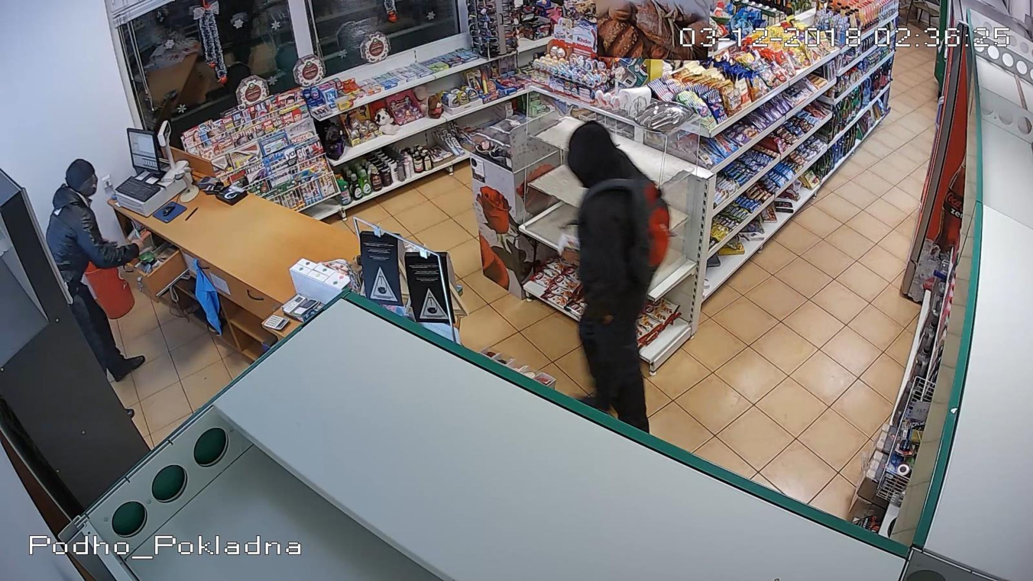 Loupežné přepadení obsluhy čerpací stanice na Mělnicku - 3 - GALERIE: Obviněné z vraždy a loupeže na pumpě u Nelahozevsi vedou k soudu (16/17)