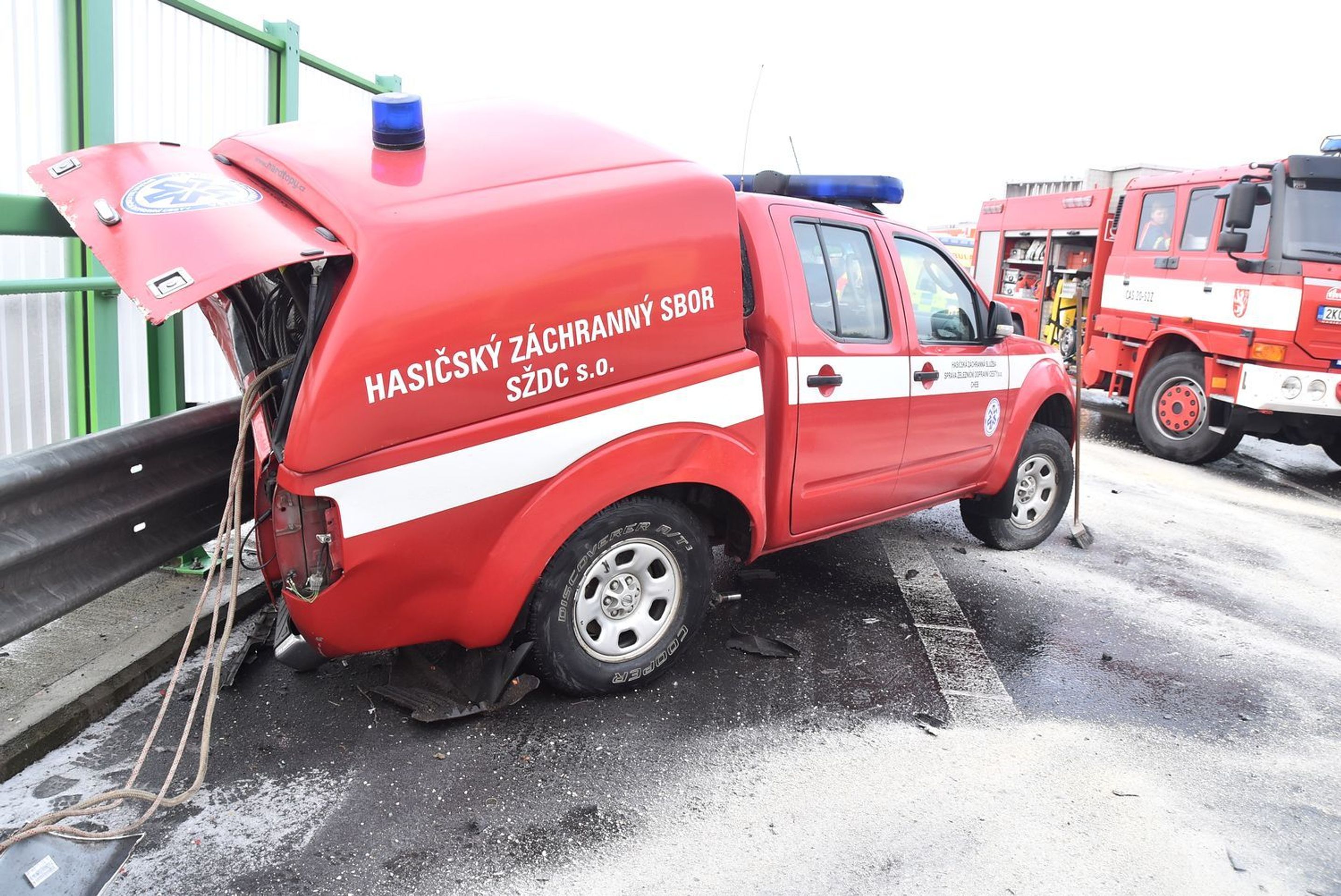 Hasiči zastavili u nehody, zezadu do nich narazilo další auto - 4 - GALERIE: Hasiči zastavili u nehody, zezadu do nich narazilo další auto (4/10)