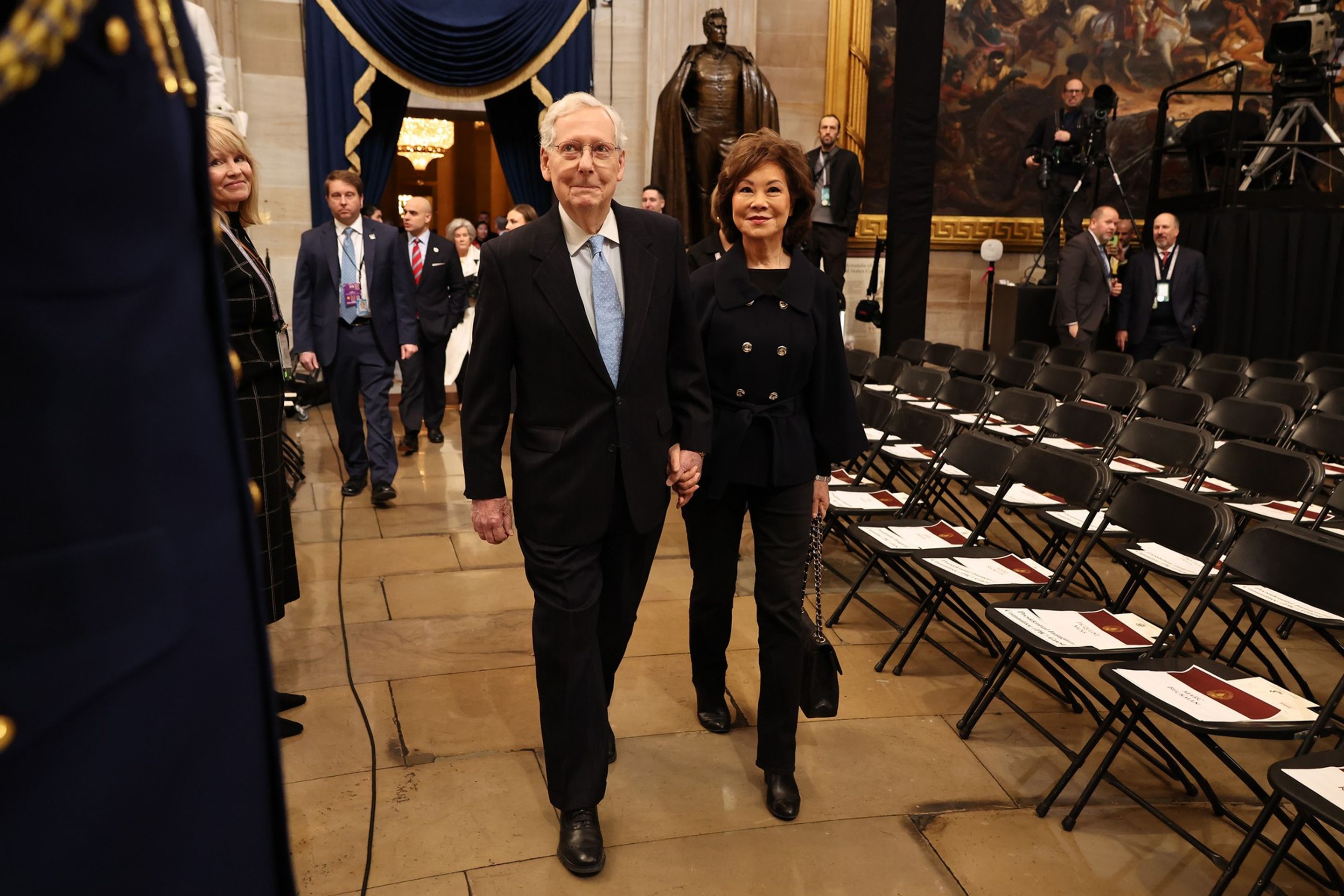 Hosté se scházejí v rotundě Kapitolu - Inaugurace Donalda Trumpa (10/14)