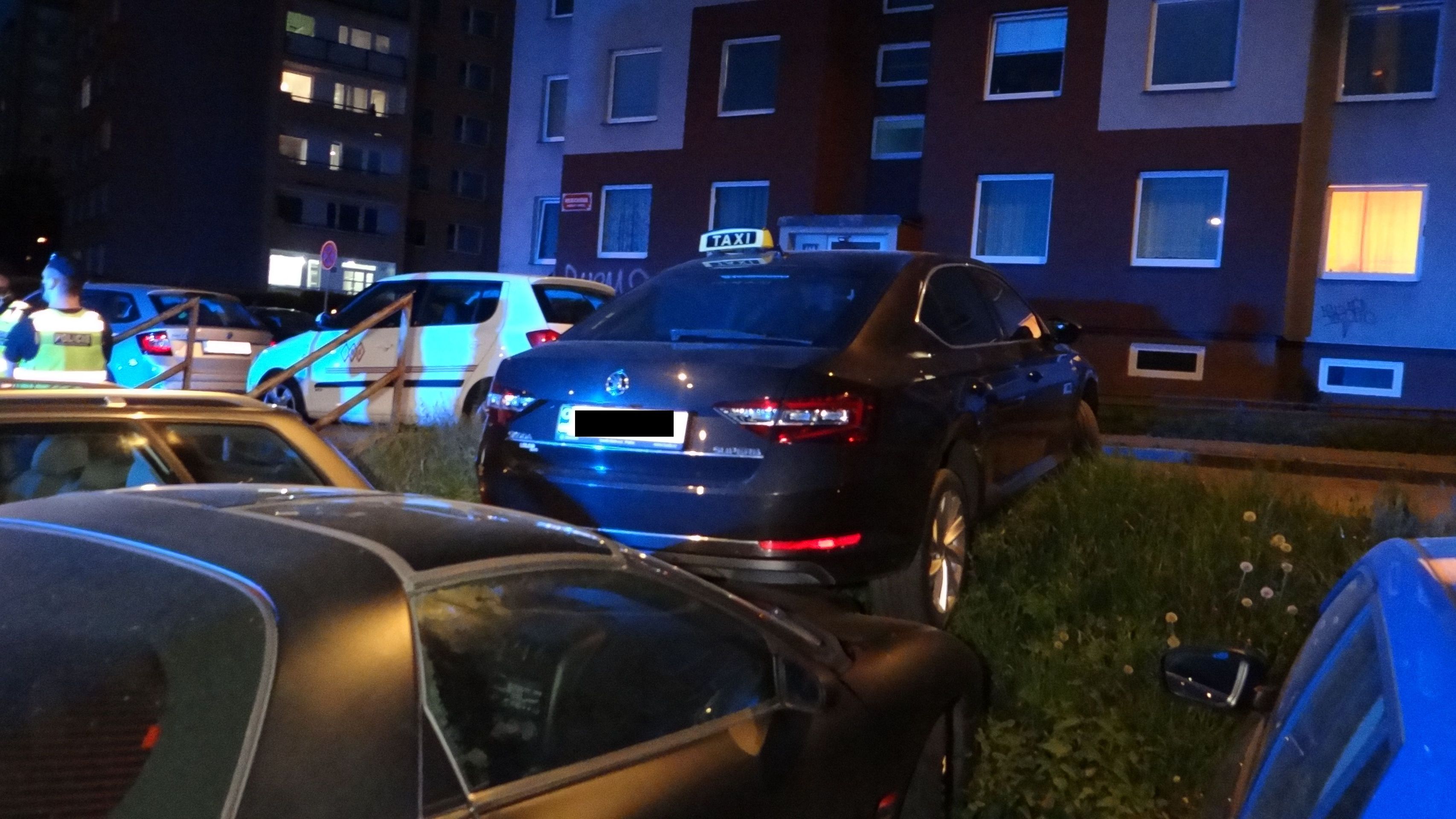 Superb nakonec uvízl na pod ním zaparkovaných autech - GALERIE: Opilý taxikář naboural v Praze sedm aut (4/5)