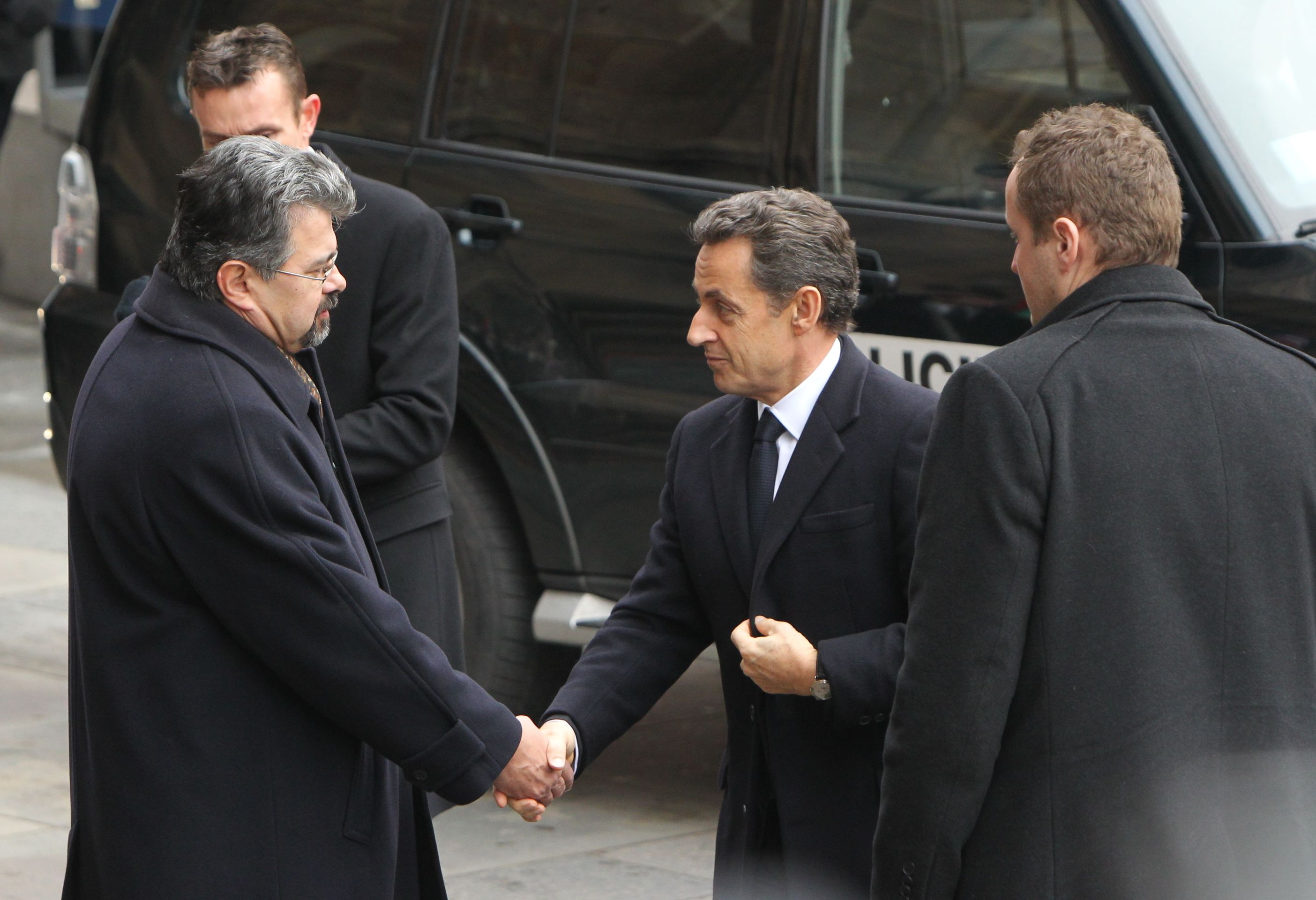 Václav Havel - ROZLOUČENÍ - PŘÍLETY HOSTŮ - zleva Jiří Weigl a francouzský prezident Nicolas Sarkozy - Galerie z letiště a příletů (10/12)
