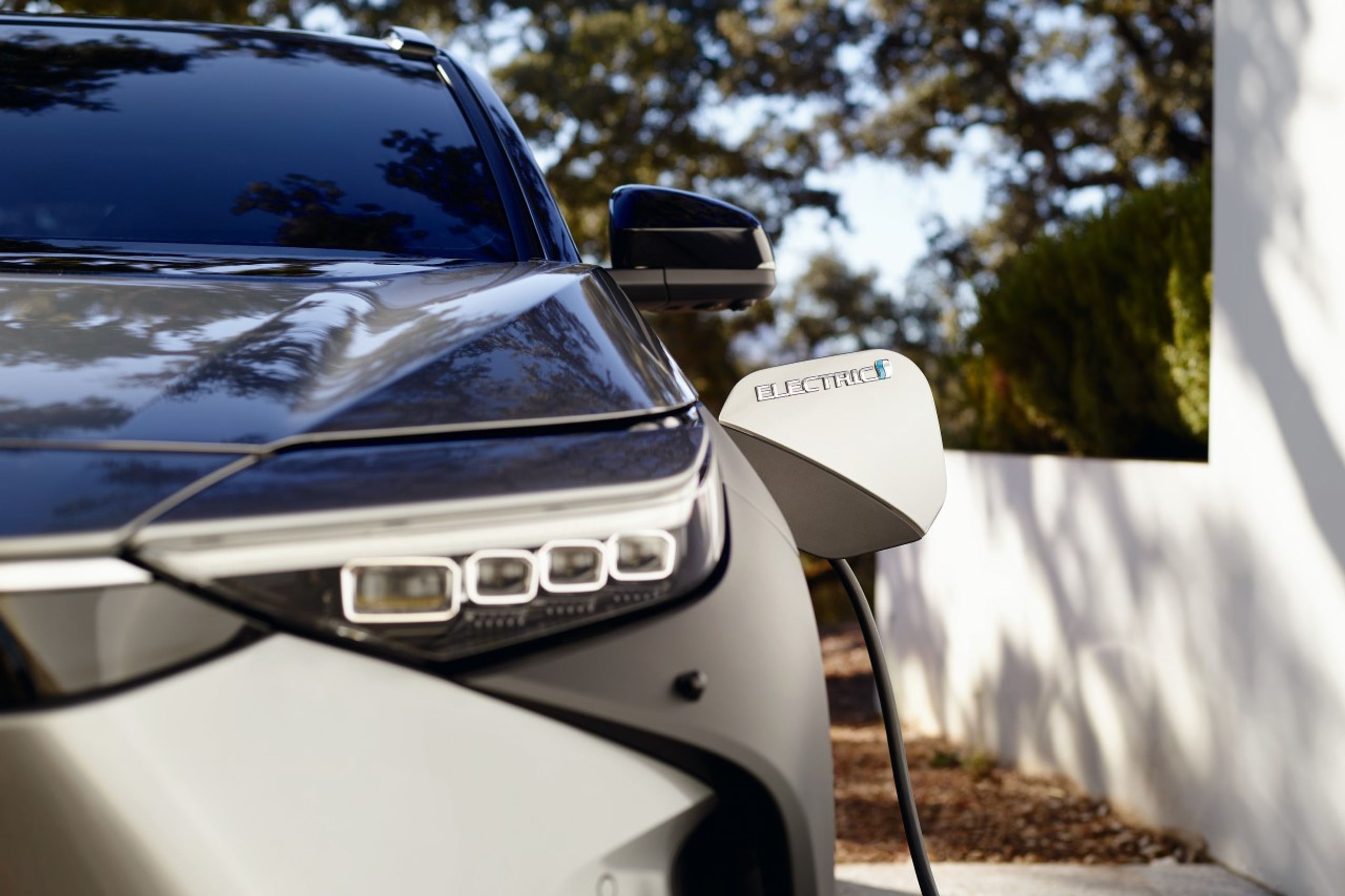 Elektromobil Toyota bZ4X - Toyota ukázala svůj první elektromobil. SUV s divným názvem bZ4X (6/15)