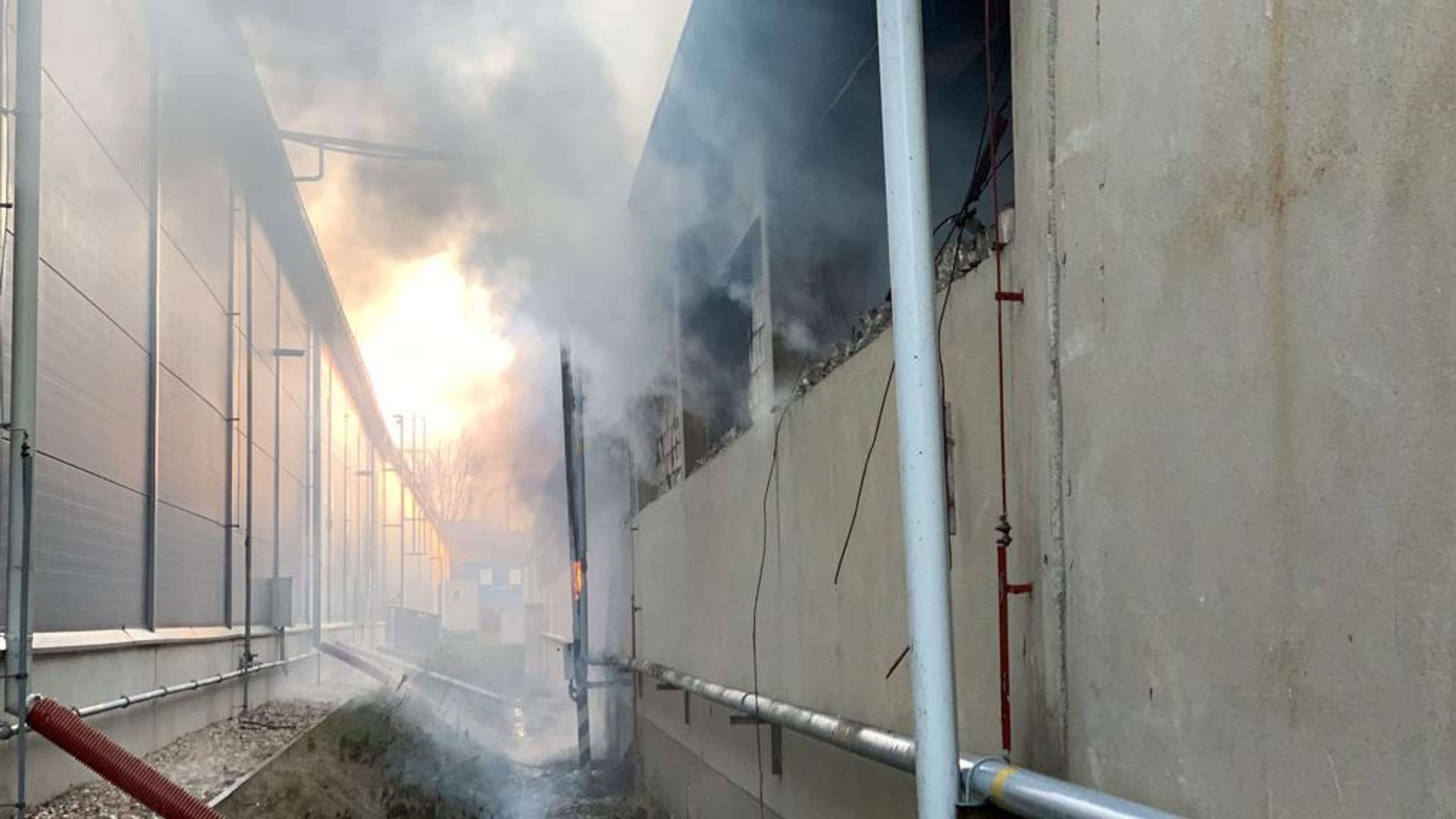 Požár haly s pyrotechnikou v Horních Počernicích - 2 - GALERIE: Požár haly s pyrotechnikou v Horních Počernicích (10/27)