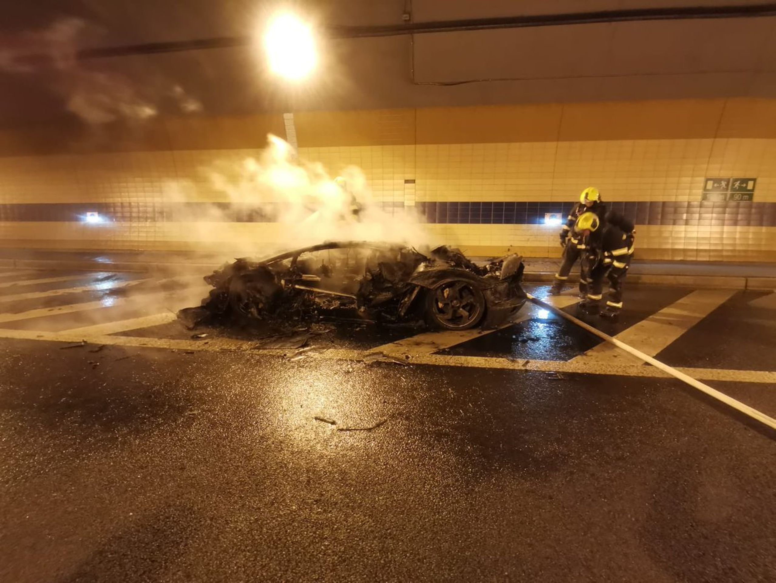 Hořící auto v tunelu Blanka - 2 - GALERIE: Hořící auto v tunelu Blanka (2/3)