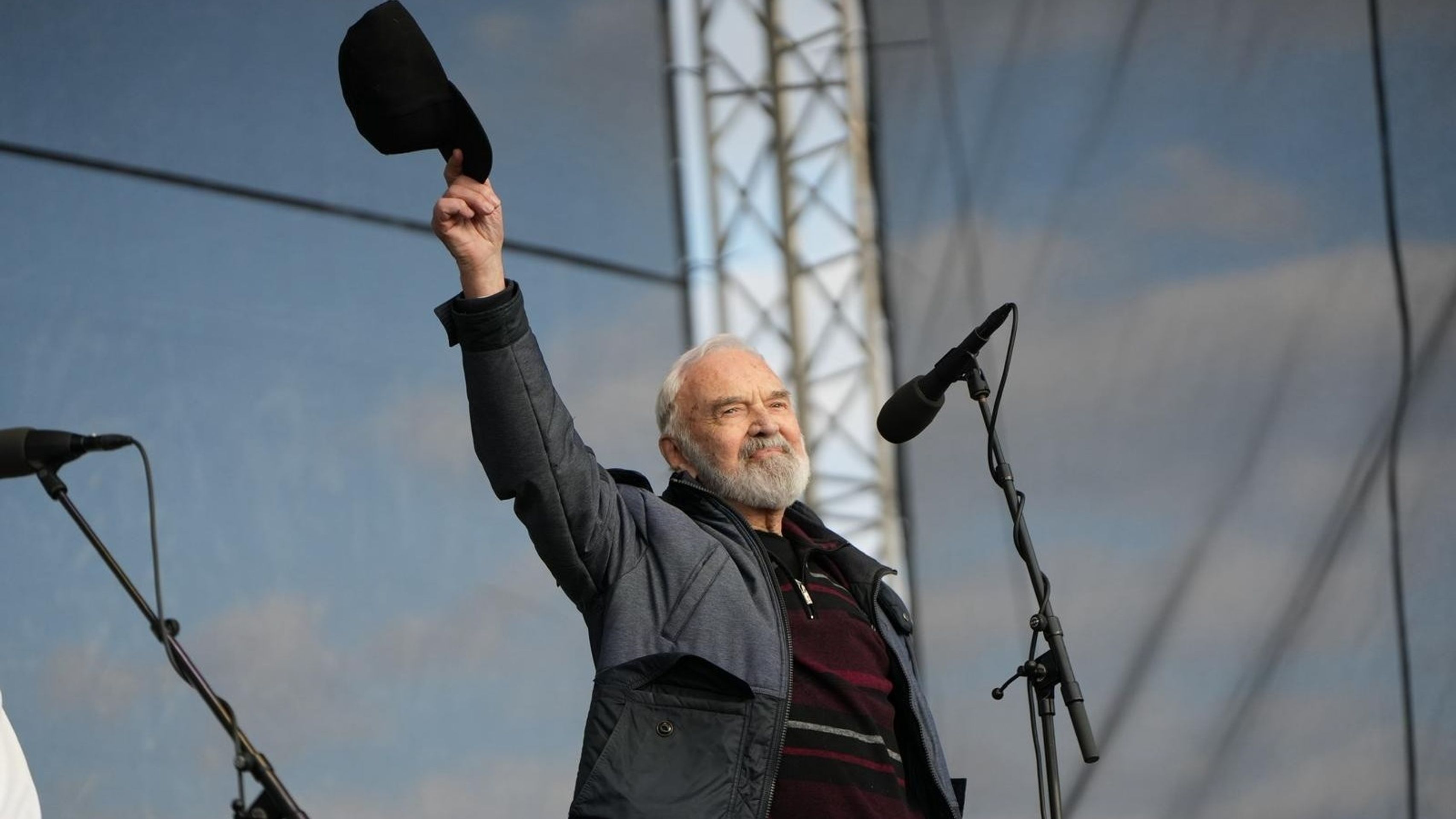 Zdeněk Svěrák na demonstraci (cropped) - Demonstrace Milionu chvilek (10/42)