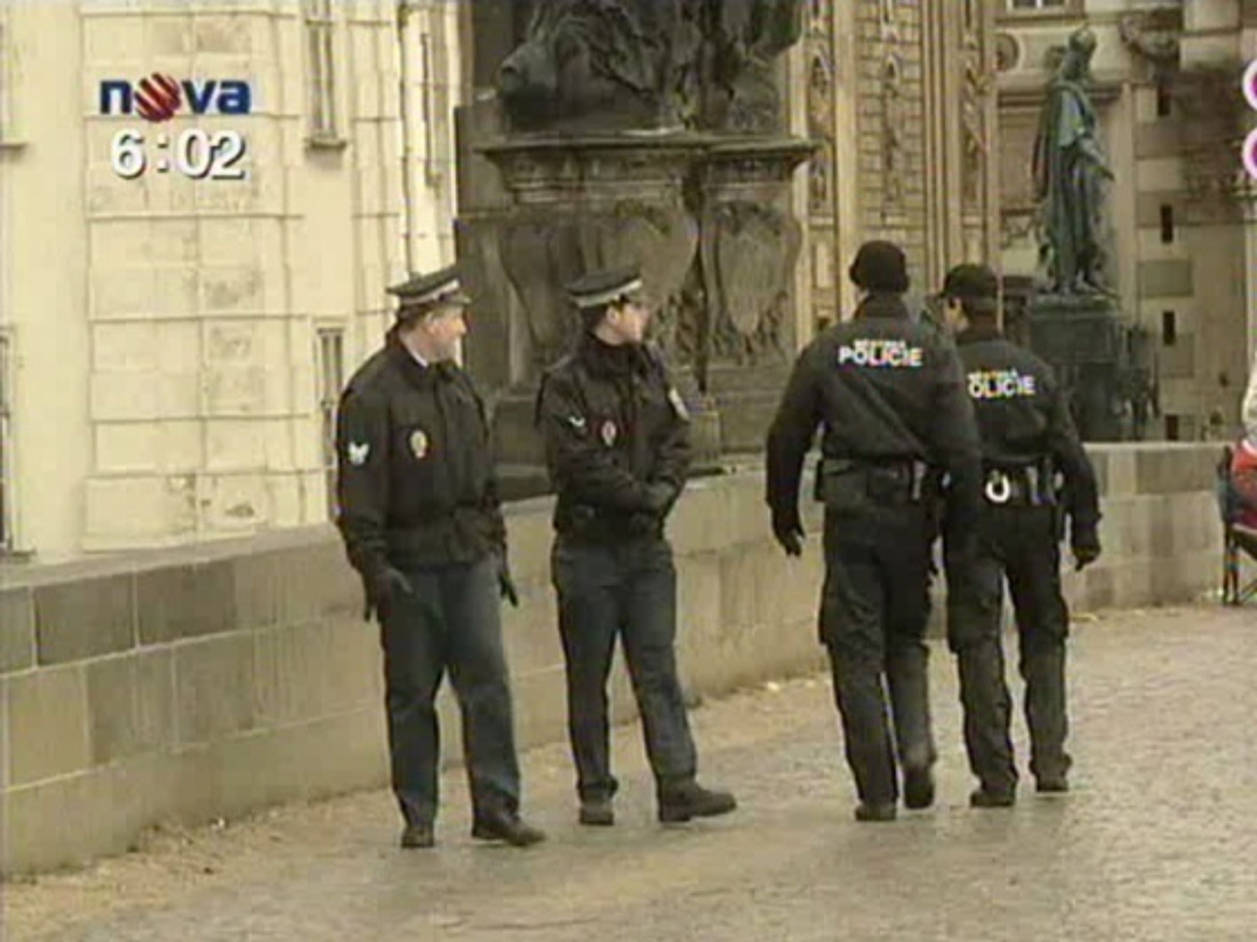 Na Karlově mostě byly v těchto dnech zesíleny hlídky městské policie. - Potápěči našli na dně Vltavy písmeno z nápisu z Karlova mostu (2/2)