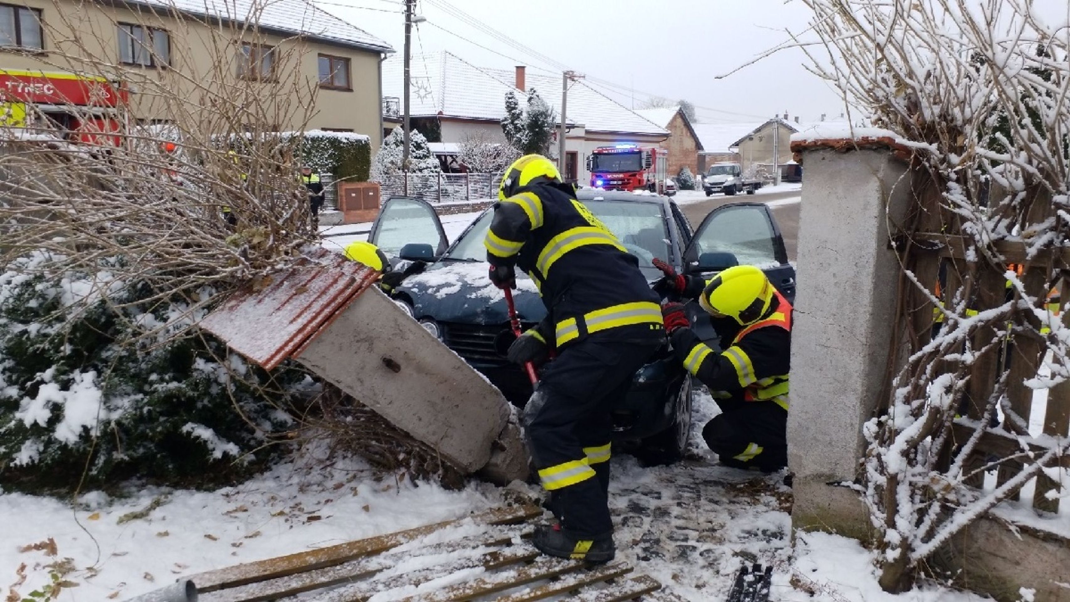 Komplikace kvůli počasí v Pardubickém kraji (11) - Komplikace na silnicích kvůli sněhu (11/21)