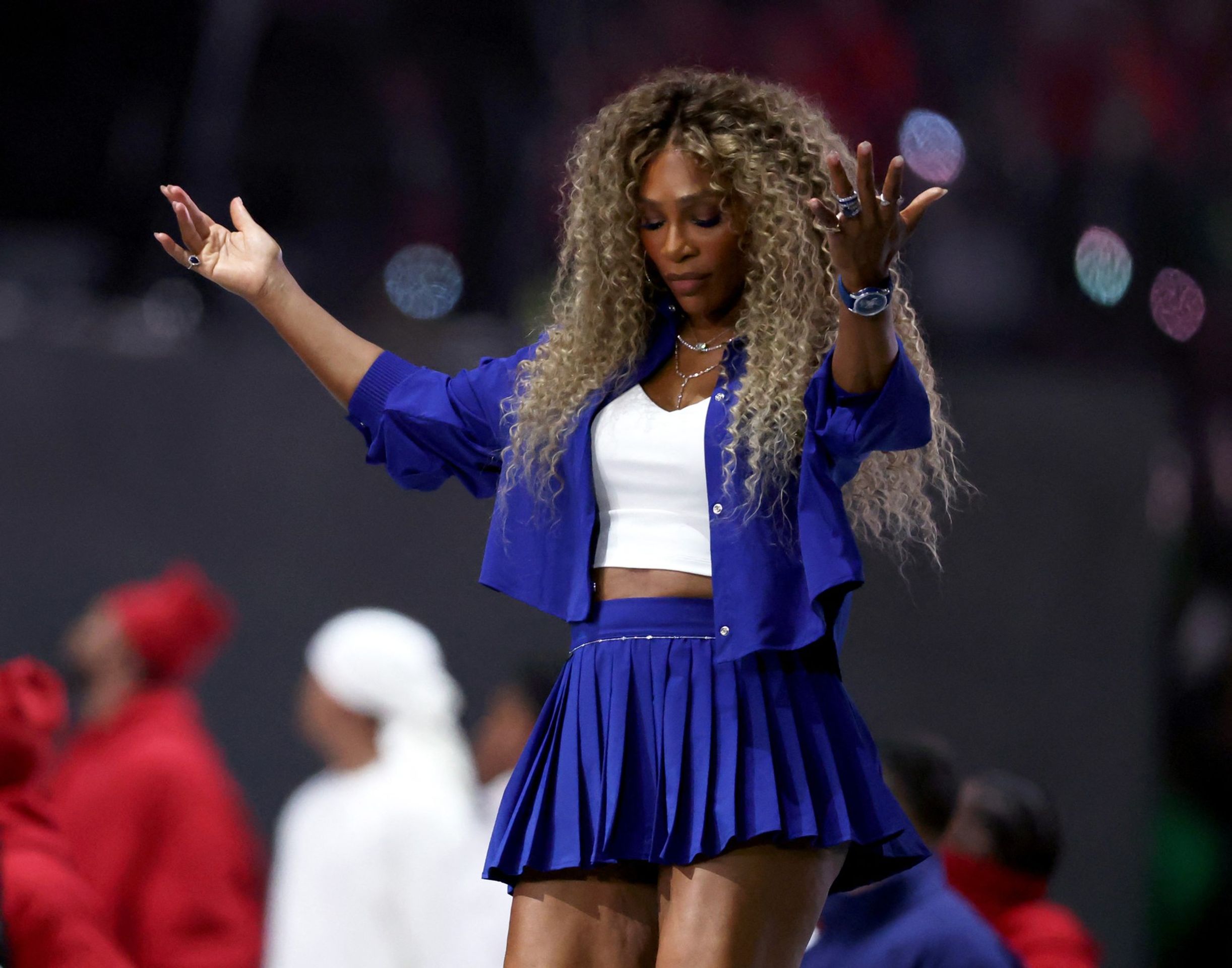 Serena Williams při halftime show Super Bowlu - Celebrity na Super Bowlu LIX (2/6)