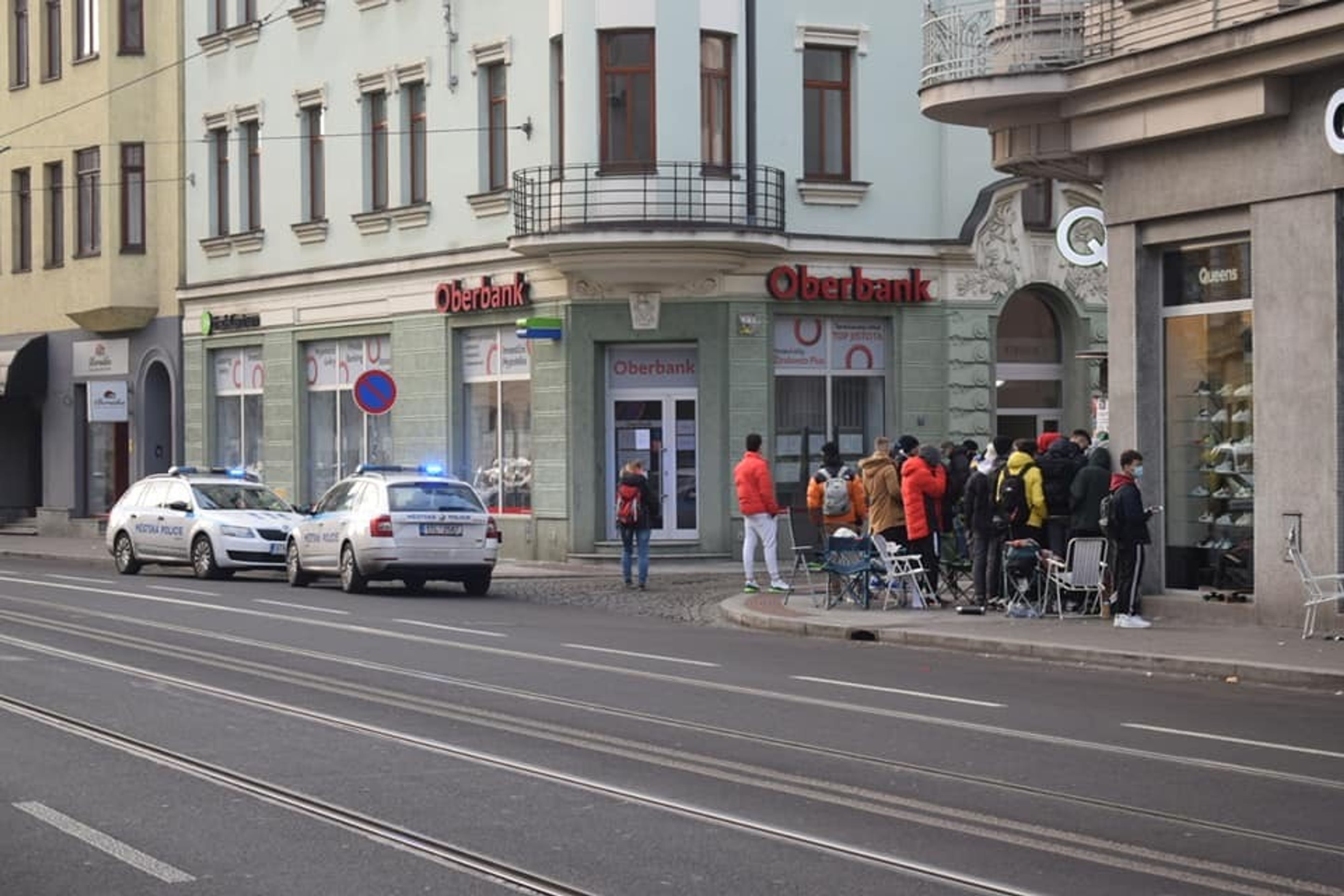 Fronta v Ostravě - 3 - GALERIE: Lidé vyrazili na předvánoční nákupy. Tvořily se dlouhé fronty (23/23)
