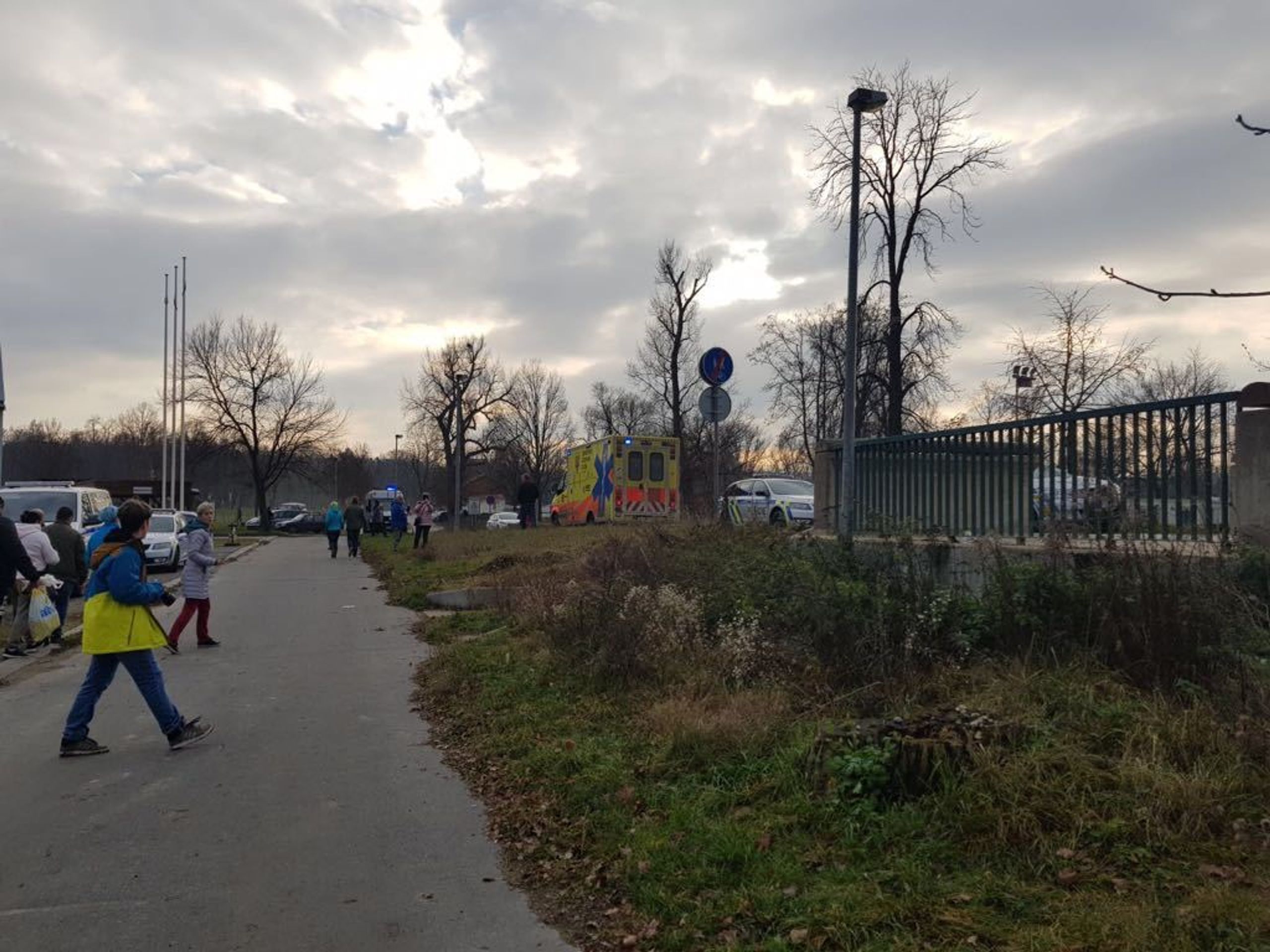 Zřícená lávka v Troji - 1 - GALERIE: Pěší lávka se propadla u Trojského mostu do Vltavy (7/12)