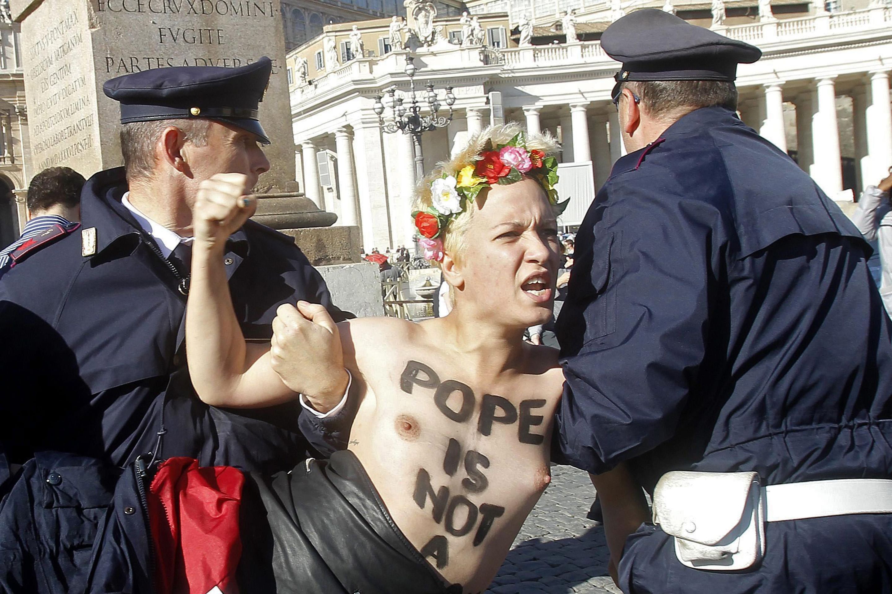 FEMEN v Římě - 7 - FEMEN v Římě (2/7)