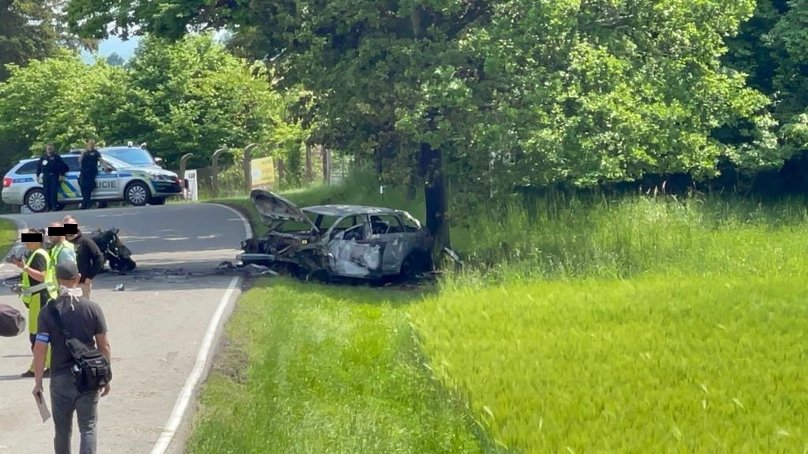 Smrtelná nehoda auta a motorky u Velkých Popovic - 2 - GALERIE: Smrtelná nehoda auta a motorky nedaleko Velkých Popovic (3/4)