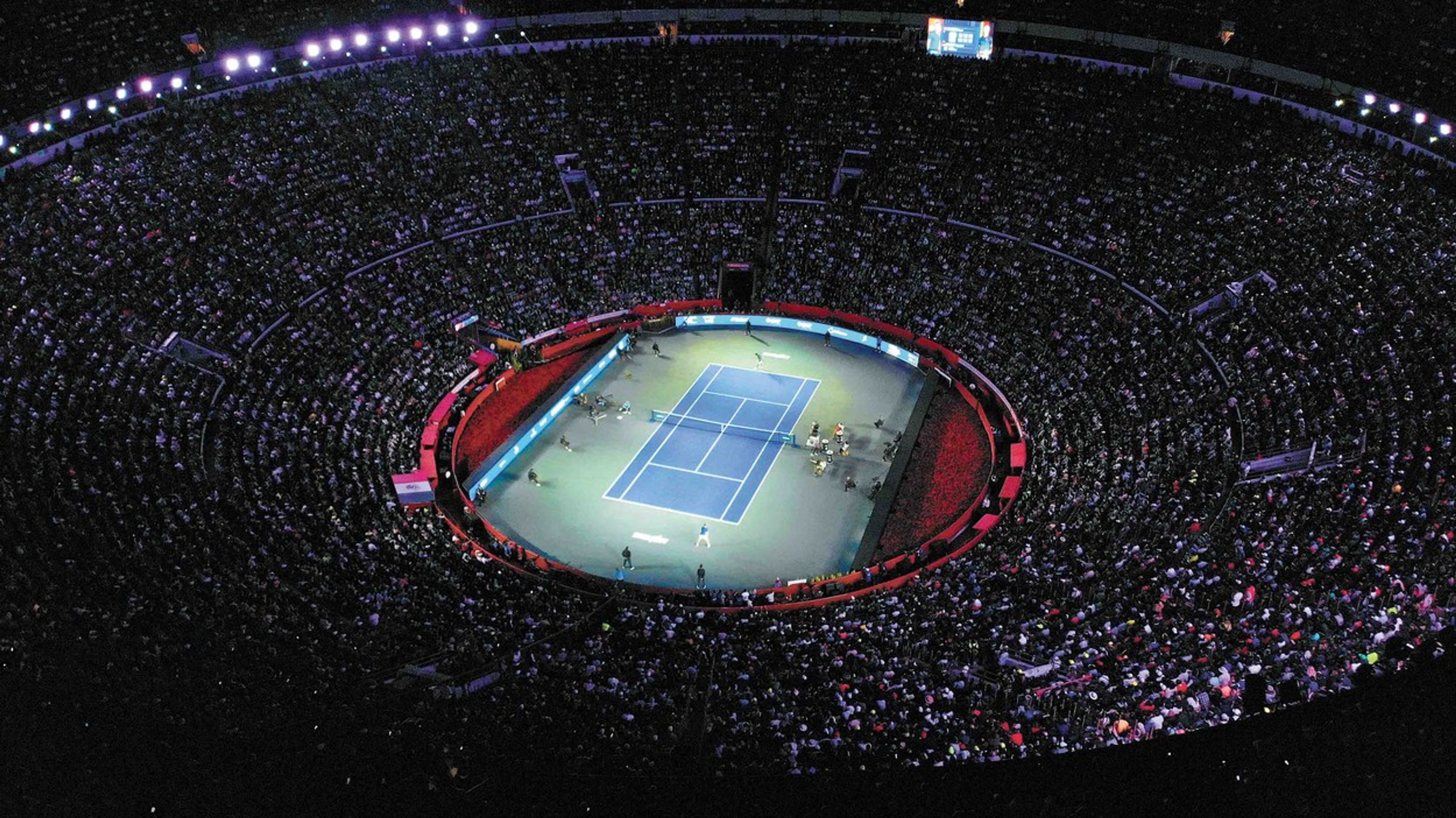 Federer vs. Zverev v býčí aréně v Mexico City - GALERIE: Federer vs. Zverev v býčí aréně v Mexico City (3/3)
